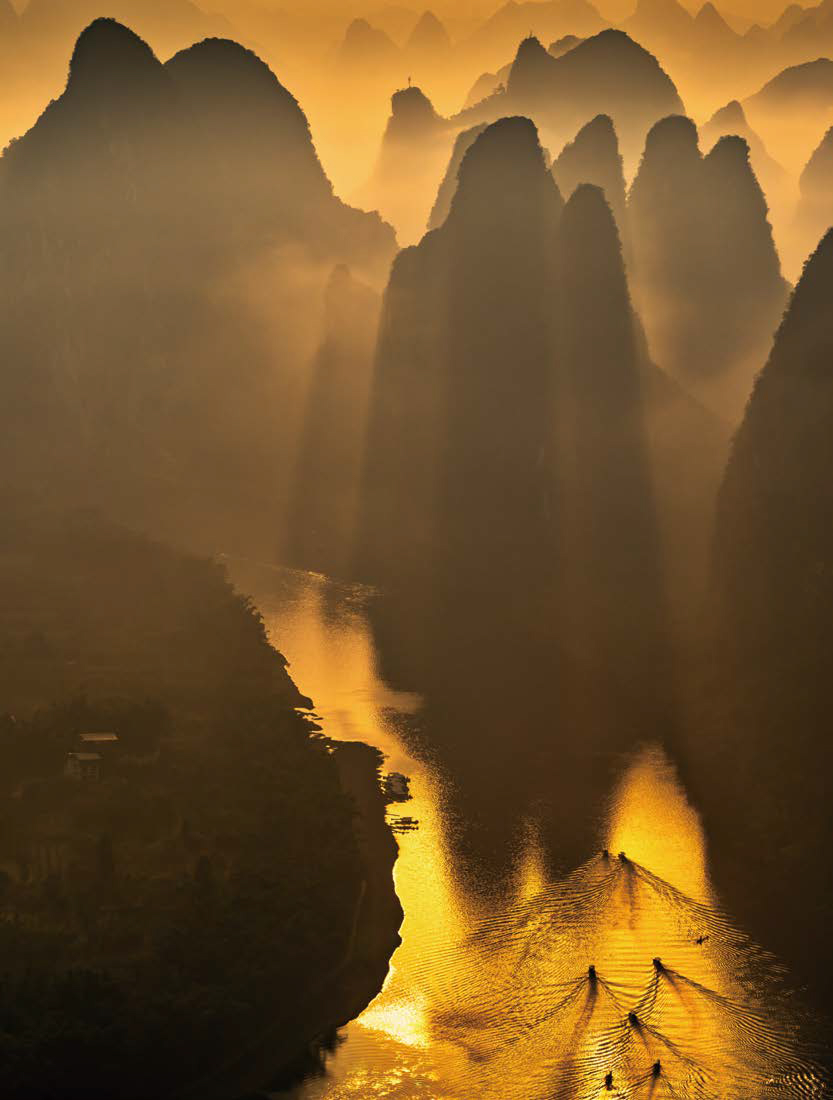 해 질 녘 또는 해 뜰 녘, 카르스트 봉우리 사이로 '황금빛'이 감도는 리강의 절경이다.