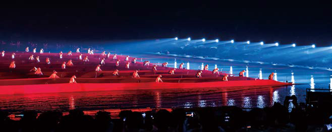 리강을 배경으로 수십 명의 출연진이 '붉은 조명' 아래 물 위에서 공연하는 모습이다.