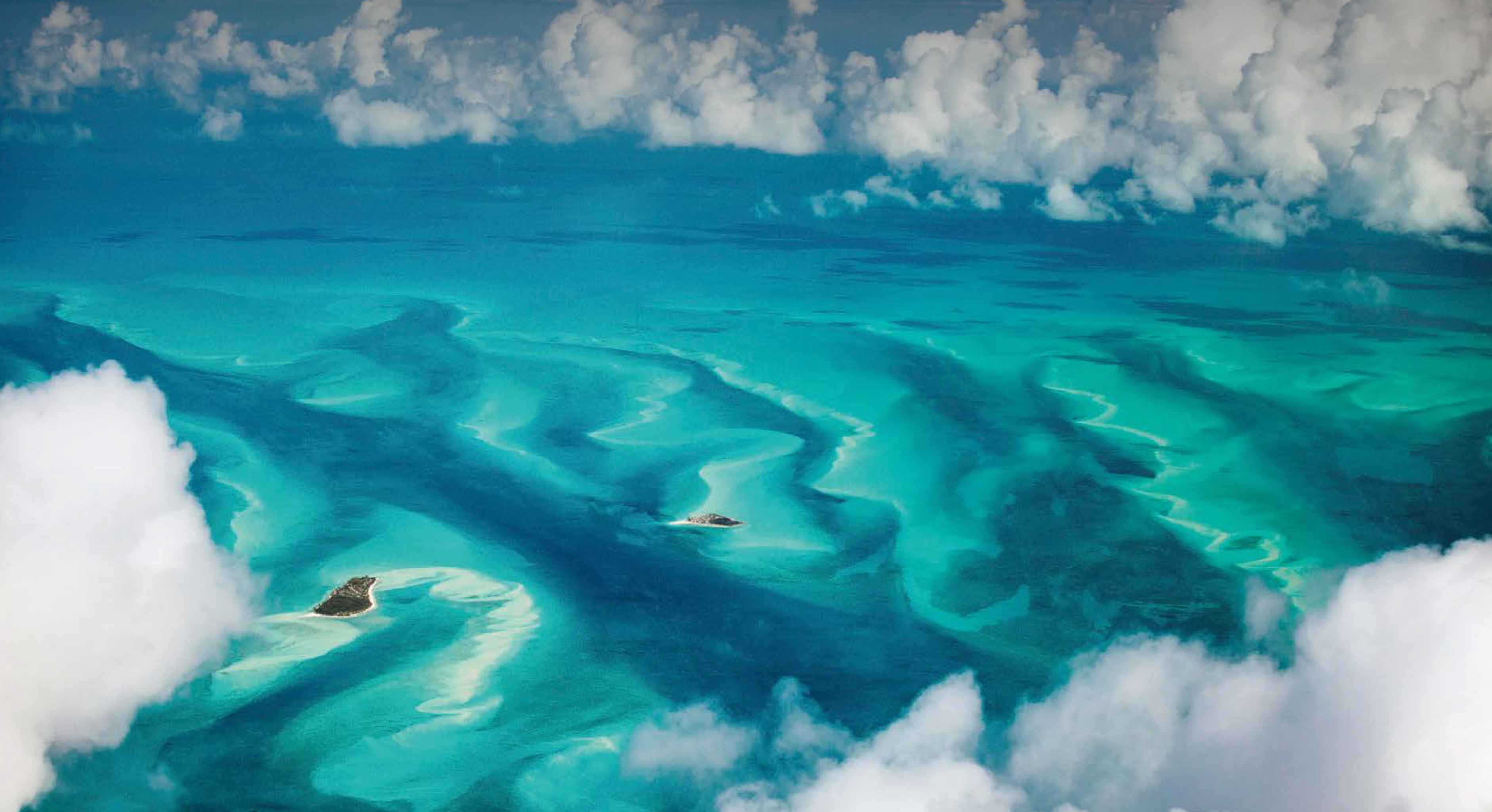 하늘에서 내려다본 '바하마 연안 카리브해'는, 바다 전체가 맑고 투명한 청록색 빛을 띄고 있으며 그 주변의 구름도 깨끗해 맑은 날씨를 예상하게 한다.