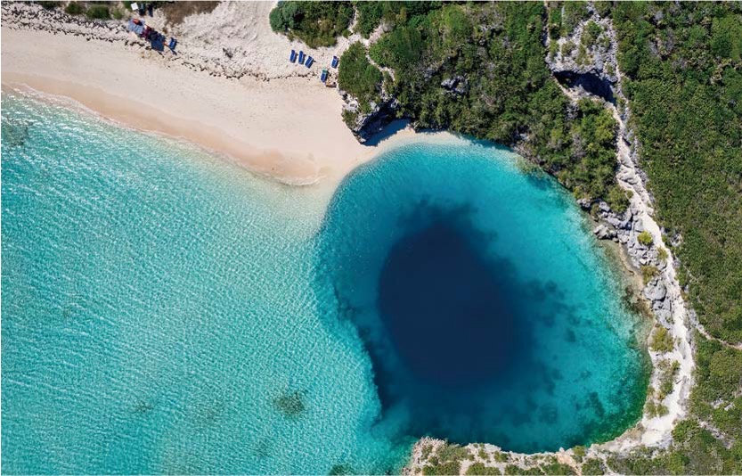 왼쪽으로는 해변의 고운 모래사장과 이어져 오른쪽은 숲과 바위들이 둘러싸여 있고, 그 앞의 바다는 맑은 청록색이 극도로 선명하게 보인다. 바위와 숲 쪽 바다의 중심은 '어두운 청록색'을 띠며 이로써 바닷속의 깊이를 유추할 수 있다.
