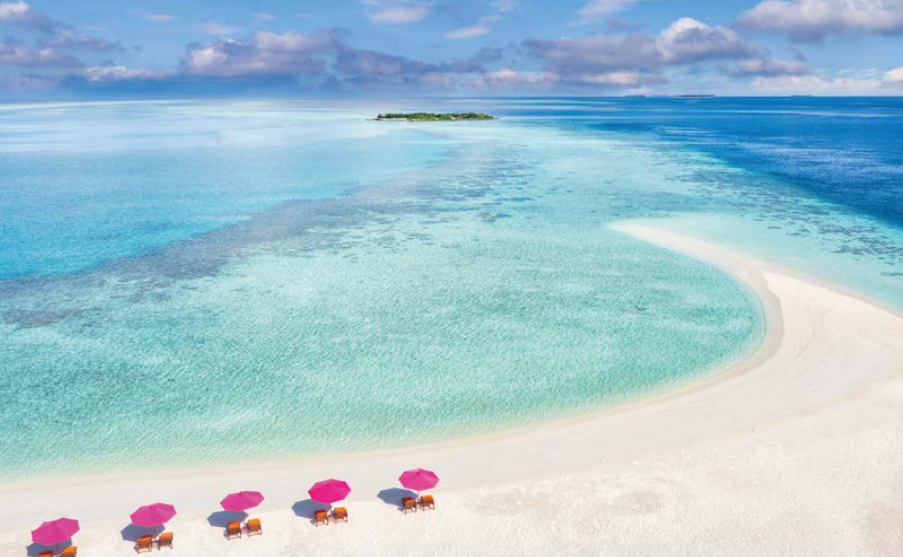 바하마의 아틀란티스 호텔에 있는 바하마 해변 전경이다. 모래사장에는 5개의 파라솔이 있고 역시 청록색의 맑은 물 색이 눈에 띈다.