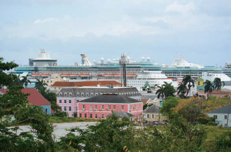 핀캐슬 요새에서 내려다본 바하마 전경이다. 시내부터 항구까지 보인다. 시내의 집들은 외벽이 다채로운 파스텔톤의 컬러로 지어졌다.