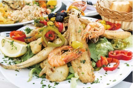 신선한 채소 위에 노릇하게 튀긴 생선과 새우, 올리브, 파프리카를 듬뿍 올린 '모로코식 해산물 퓨전 요리'이다. 레몬 조각과 허브 가루가 곁들여진 먹음직스럽고 풍성한 플레이팅이다.