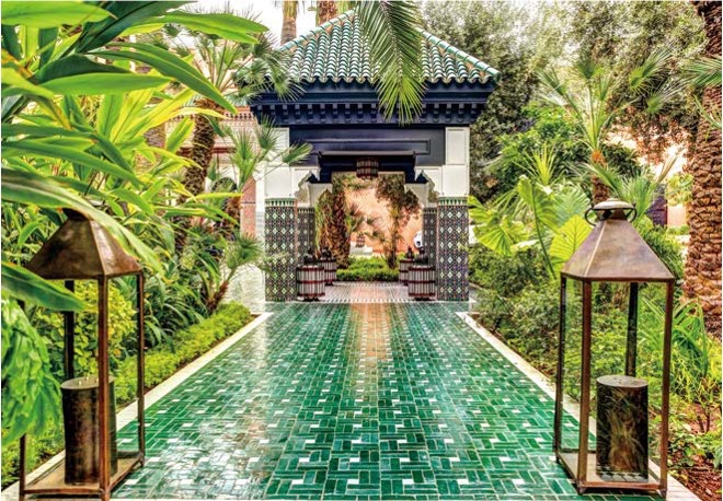 푸른 열대 식물들이 우거진 정원 사이로 정교한 초록색 타일이 깔린 '산책로'이다. 통로 끝에는 '모로코 전통 양식의 화려한 기둥'과 푸른 '기와지붕이 돋보이는 파빌리온'이 자리해 이국적이고 평화로운 분위기를 자아낸다.