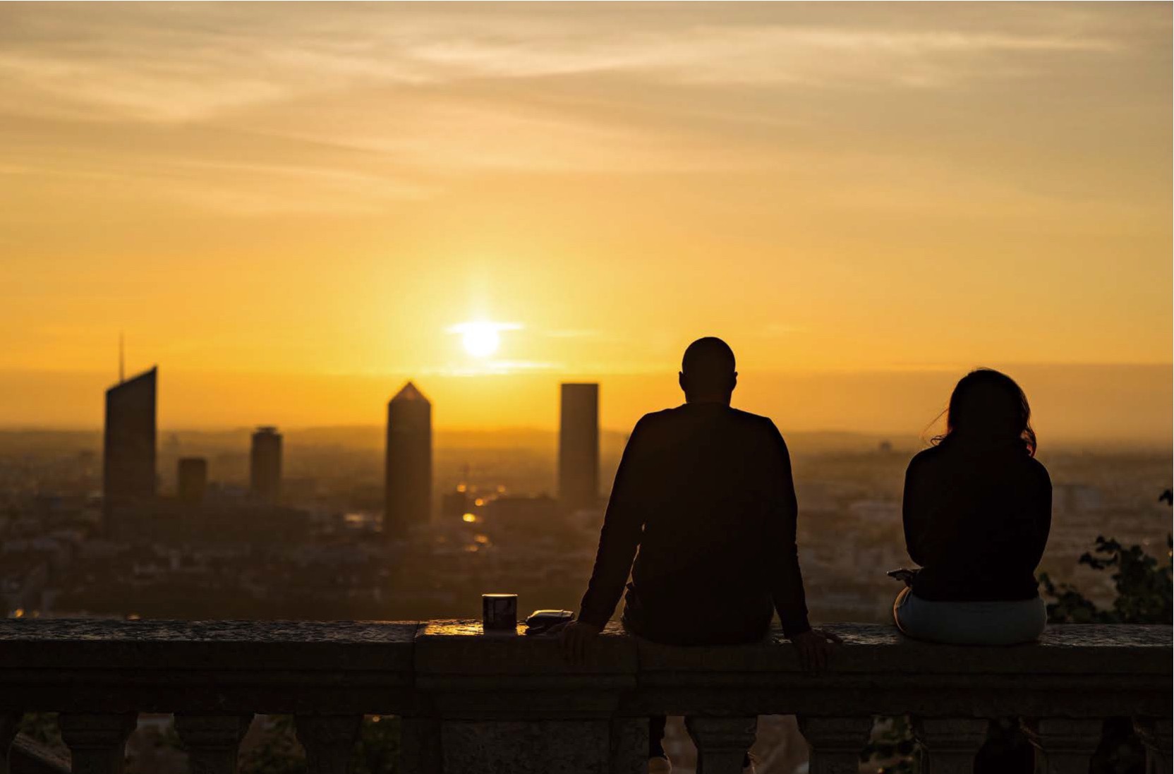 '노을 지는 리옹 시내를 배경'으로 '테라스에 앉아 있는 남녀의 뒷모습 실루엣'이다.