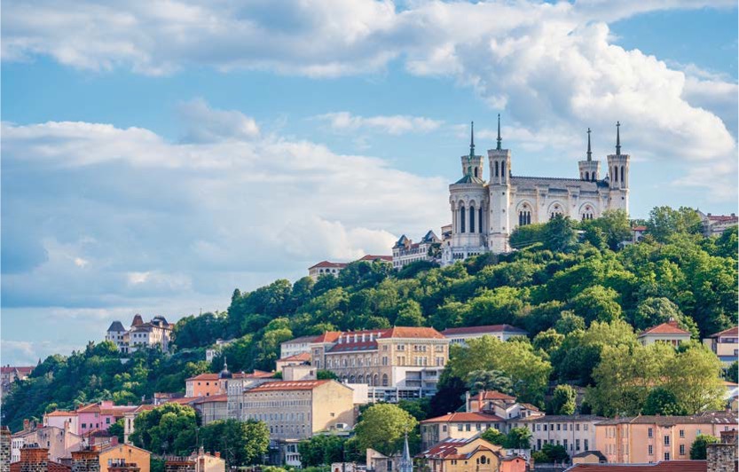 '푸르비에르 언덕 위로 우뚝 솟은 하얀색의 노트르담 드 푸르비에르 대성당 전경'이다. 리옹에서 가장 높은 곳에 자리해 리옹 전역에서 바라다보인다.
