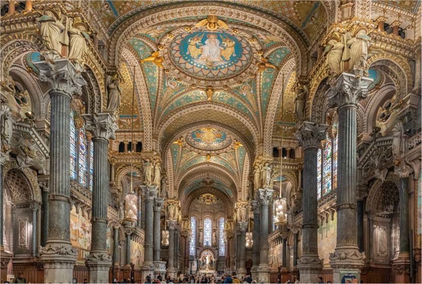 '화려한 금빛 모자이크와 정교한 조각으로 가득 찬 푸르비에르 대성당의 내부'이다. 외부에서 짐작하기 어려울 만큼 휘황찬란하다.