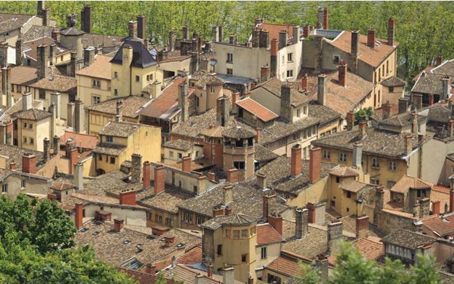 '다닥다닥 붙은 붉은 지붕'과 '수많은 굴뚝'이 인상적인 '리옹 구시가지의 건물들'이다. 사이 골목을 탐험하는 재미가 쏠쏠하다.