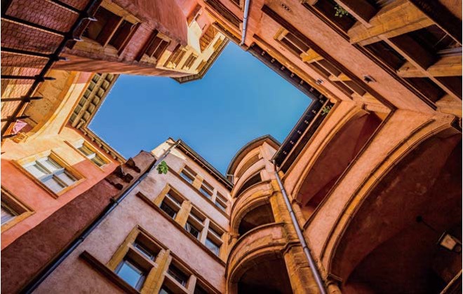 리옹 특유의 비밀 통로인 '트라불' 내부에서 위를 올려다본 중정의 하늘 풍경이다. 이곳은 과거 실크 상인이 복도와 계단을 타고 귀한 천을 옮기던 통로다.