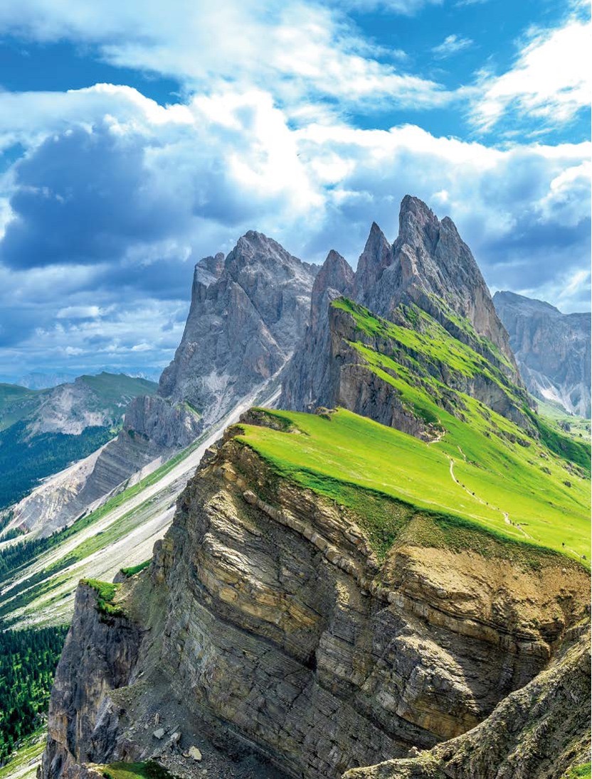 '날카로운 칼날처럼 깎아지른 듯한 세체다 산의 거대한 절벽과 그 옆으로 펼쳐진 푸른 능선의 대조'가 구름 낀 하늘 아래 신비로운 분위기를 자아낸다.