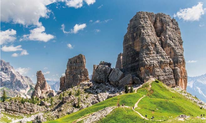'초록색 언덕 위로 독특한 모양의 거대 기암괴석들이 솟아 있는 친퀘 토리의 풍경이며, 좁은 산책로를 따라 걷는 사람들의 모습'이 자연의 규모를 짐작게 한다.