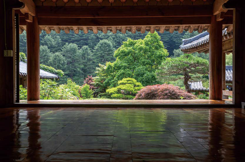 차경의 정수를 보여주는 '아침고요수목원' 한옥 대청마루 사진이다.