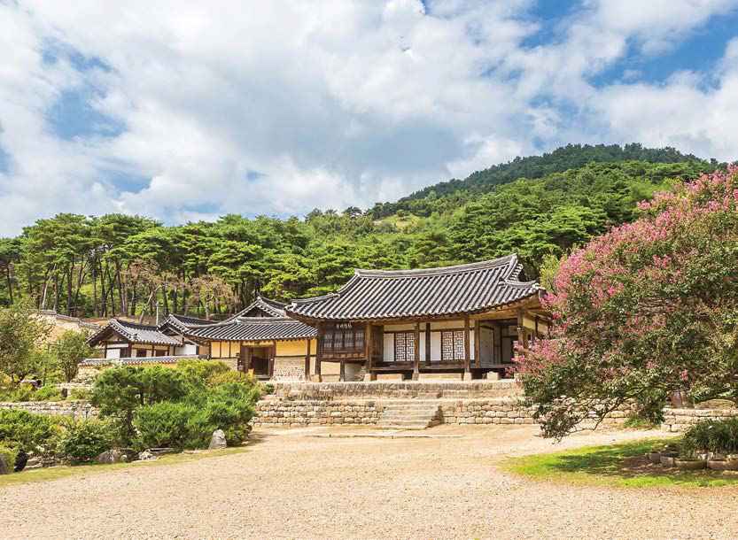 은밀한 안채와 돌출된 사랑채가 대조되는 '명재고택' 사진이다.