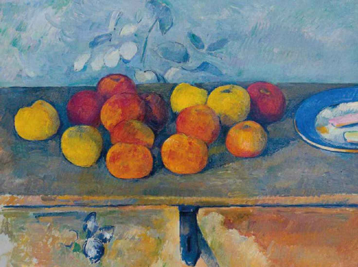회색빛 테이블 위에 붉은색과 노란색 사과들이 불규칙하게 놓여 있고, 오른쪽에는 비스킷이 담긴 접시가 배치된 정물화로, 단단한 형태와 색면 대비를 강조한 세잔 특유의 절제된 붓질이 드러난 작품이다.