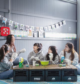 충남 보령시에 위치한 '우유농장'에서 체험중인 사람들 이미지이다.