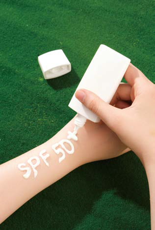 팔에 자외선 차단제로 'SPF 50+' 글씨를 쓴 사진이다.