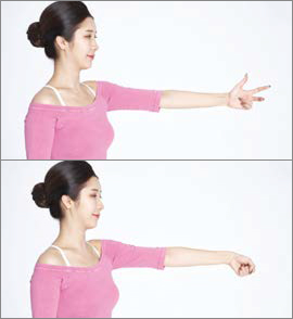 '수근관 이완 스트레칭'을 하는 동작이다.