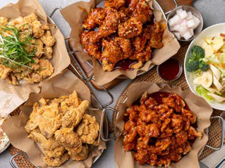 후라이드, 양념 ‘치킨’이 놓여진 식탁이다.