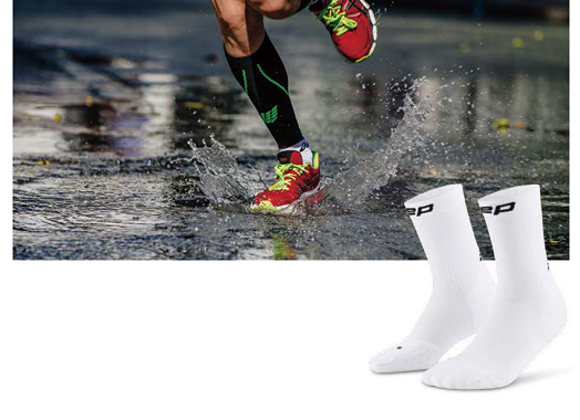 물 위를 '달리는' 사람과 '러닝 양말'의 모습이다.