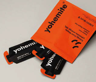 고농축 탄수화물을 젤 형태로 만든 '에너지 젤'의 사진이다.