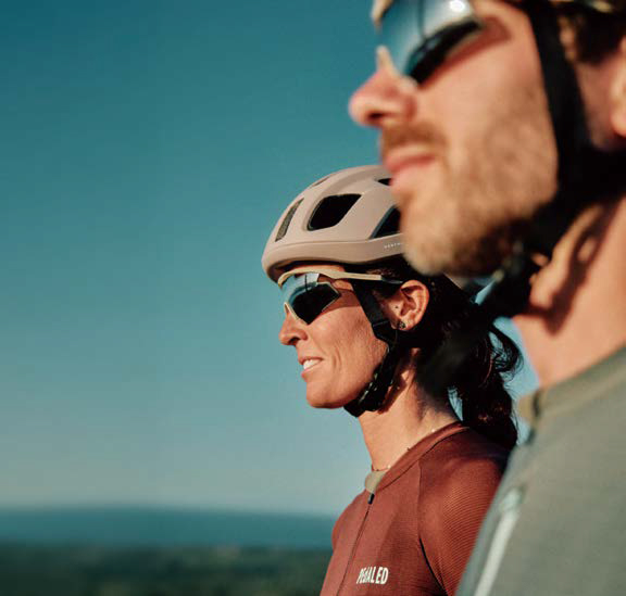 헬멧과 '선글라스'를 착용한 러너들의 모습이다.