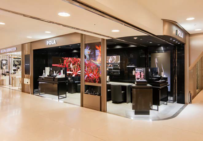 백화점 내 '폴라(POLA)' 뷰티 브랜드 매장의 외부 전경이다.