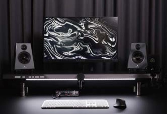 '모니터 받침대 조명'과 '블랙 테마의 깔끔하고 미니멀한 데스크 셋업'입니다.