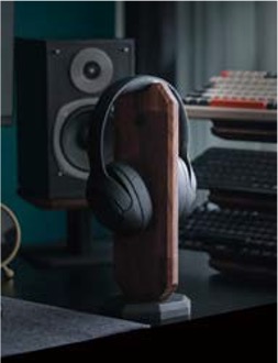 헤드폰을 안전하고 품격있게 보관할 수 있는 '헤드폰 전용 스탠드로 고급 원목'의 깊고 자연스러운 결을 살려 제작했습니다.