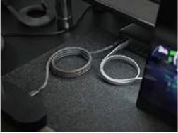 '초고속 마그네틱 C 타입 케이블'로 최대 240W PD 초고속 충전과 자석식 마그네 틱 연결로 편리하게 탈착이 가능한 제품이다.