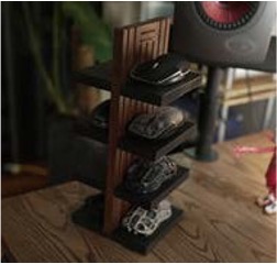 '고급 원목 소재로 제작된 거치대'로, 마우스는 최대 8개, 키보드는 4개를 깔끔하게 정리하고 진열할 수 있는 프리미엄 스탠드이다.