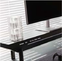 '모니터 받침대와 책상 선반을 하나로 결합 한 프리미엄 워크스테이션'이다. 총 8개의 AC 콘센트가 내장된 전원 허브로 여러 전자기기를 한꺼번에 연결해 전원 관리를 일원화함. USB 포트와 무선 충전 기능도 제공한다.