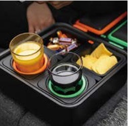 음료, 간식, 리모컨, 휴대폰 등을 '효율적으로 정리·보관할 수 있는 모듈식 콘솔 트레이'로 컵홀더·스낵 컵·정리 공간을 하나로 통합한 리빙 액세서리다.