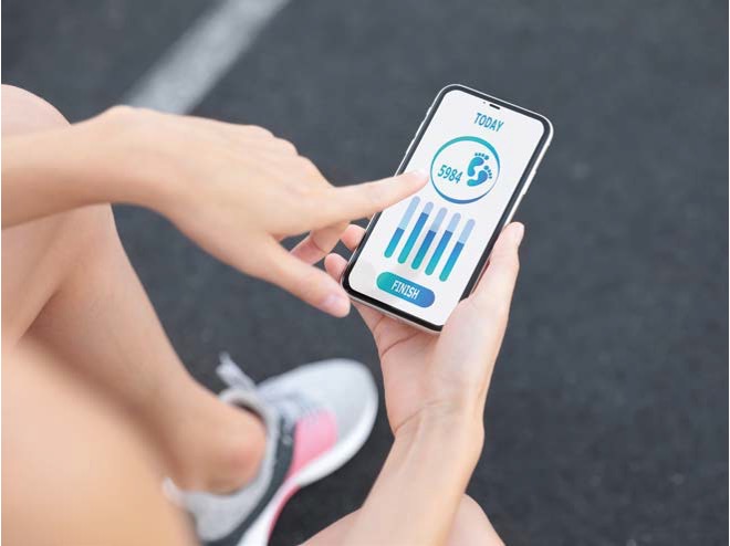 '운동 중 스마트폰 화면으로 걸음 수와 활동 데이터를 확인하며 터치하는 장면'이다.