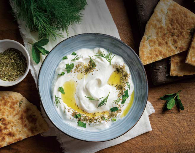 '그릭요구르트'로 만든 차지키 소스가 그릇에 담긴 모습이다.