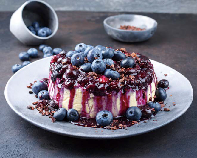 '블루베리'로 만든 잼이 치즈 위에 올려져있다.