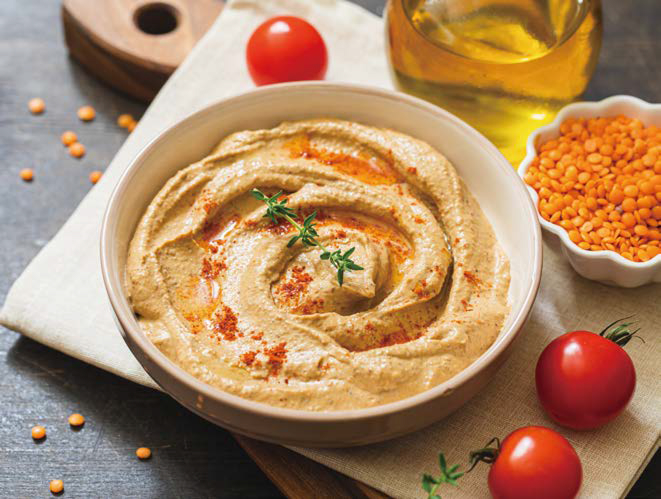 노란색 '렌틸콩'으로 만든 퓌레가 접시에 담겨져있다.