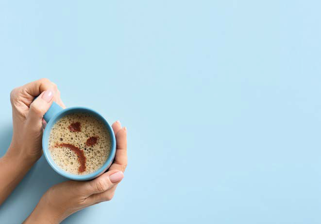 머그컵에 든 코코아를 감싸고 있는 모습이다. 코코아 속에는 '우울한' 표정이 그려져있다.