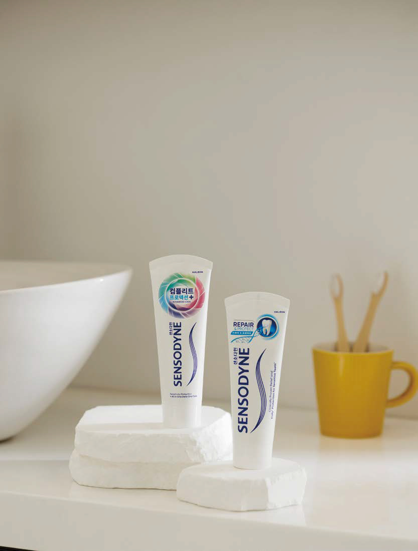 욕실 세면대 위에 시린 이 케어용 '민감성 치약' 두 개가 놓여 있는 모습이다.