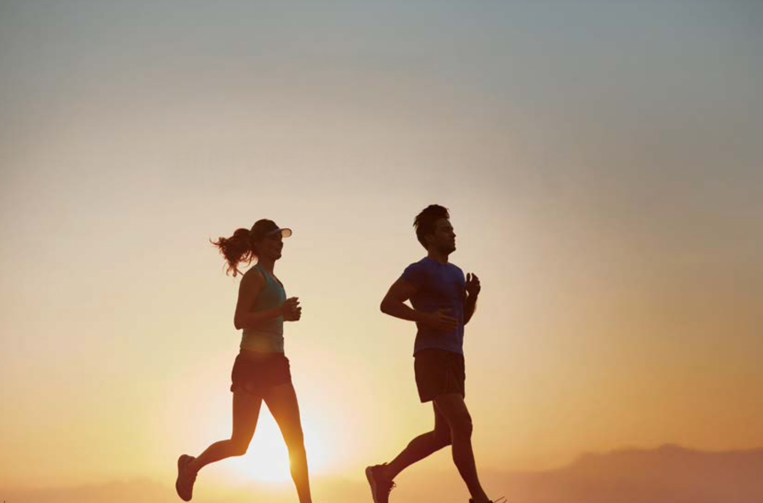 아침 일찍 해가 뜨는 모습을 등지며 달라기를 하고 있는 남녀 모습이다.
