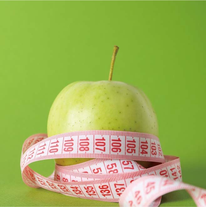 '초록색 배경 앞에 놓인 연두색 사과 몸통에 핑크색 줄자가 칭칭 감겨 있는 모습'이다.