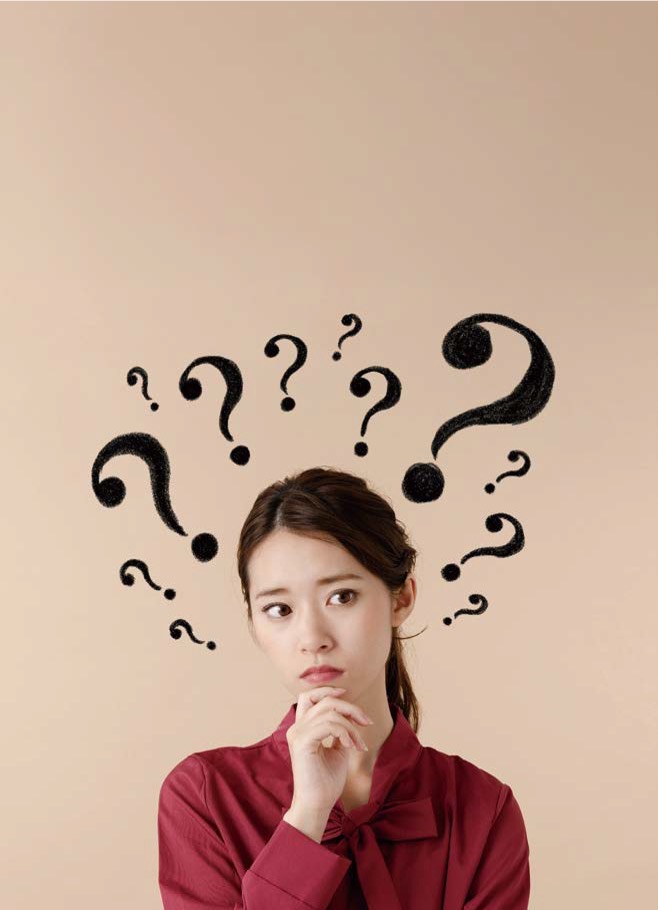 '한 여성이 턱에 손을 괴고 고민에 빠진 표정을 짓고 있으며 머리 위로 검은색 물음표 기호들'이 떠 있다.