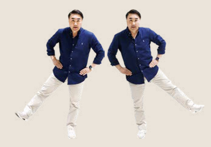 '남색 셔츠를 입은 남성이 양손을 허리에 올리고 한쪽 다리를 옆으로 곧게 들어 올리는 스트레칭 동작'을 좌우로 나누어 보여주고 있다.