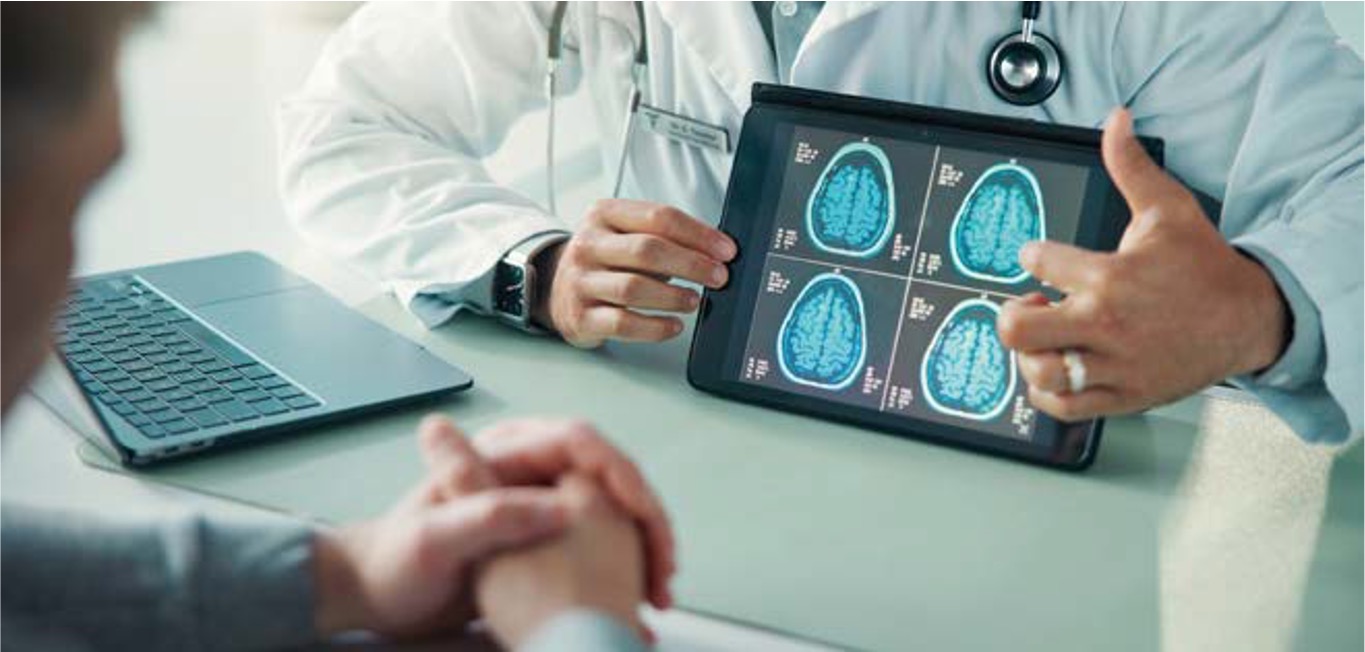 '의사가 태블릿 PC 화면에 띄워진 네 장의 뇌 MRI 스캔 영상을 환자'에게 보여주며 설명하고 있다.