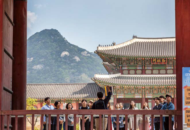 방문객에게 문화 해설을 하는 '문화관광해설사'의 모습이다.