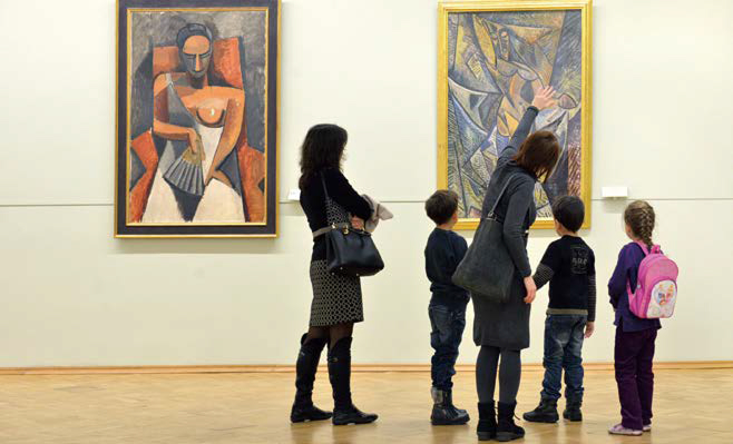 갤러리에서 아이들에게 작품에 대해 설명하는 '도슨트'의 모습이다.