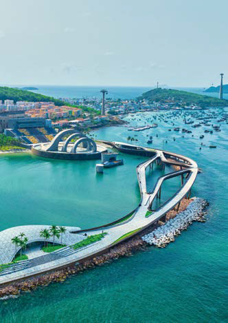 푸꾸옥 해안가에 '현대적인 다리'와 건물이 보이는 항공 사진이다.