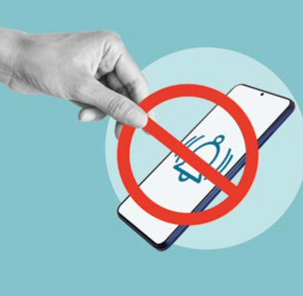 손이 '스마트폰 위에 빨간 금지 표시를 얹는 모습'으로, 화면 속 알림 아이콘이 차단되어 있어 스마트폰 알림 끄기·무음 설정·방해 금지 모드를 상징하는 그래픽 이미지이다.