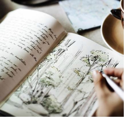 '펼쳐진 다이어리 위에' 섬세한 펜 터치로 '그려진 나무와 숲의 삽화'가 눈에 띕니다. 왼쪽 페이지에는 정갈한 손글씨가 가득 채워져 있으며, 오른손에는 펜을 쥐고 그림을 마무리하는 모습입니다.