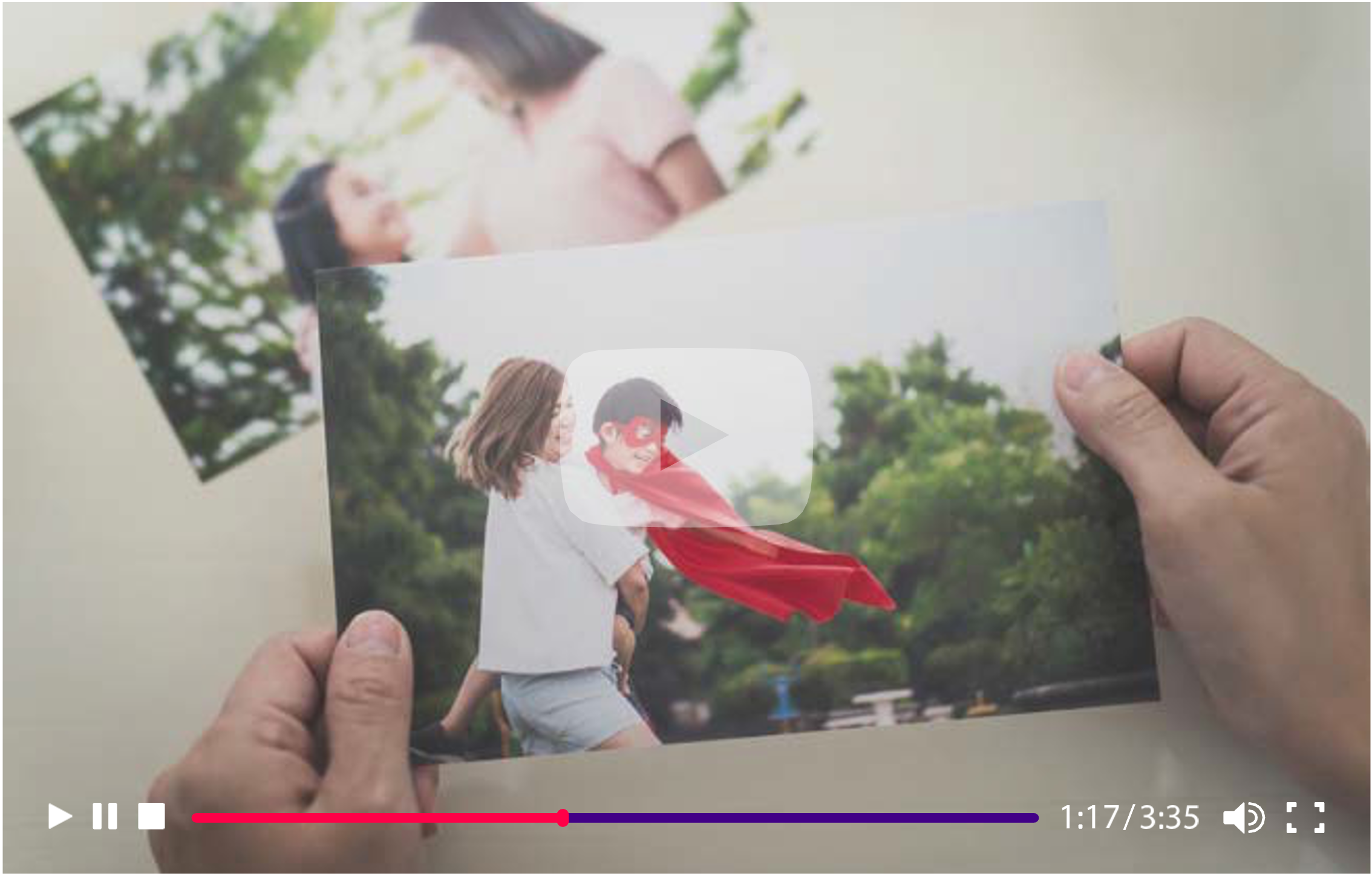 '손에 든 가족사진 위에 재생 버튼 아이콘과 영상 진행 표시줄이 겹쳐져 있는 모습'이다.