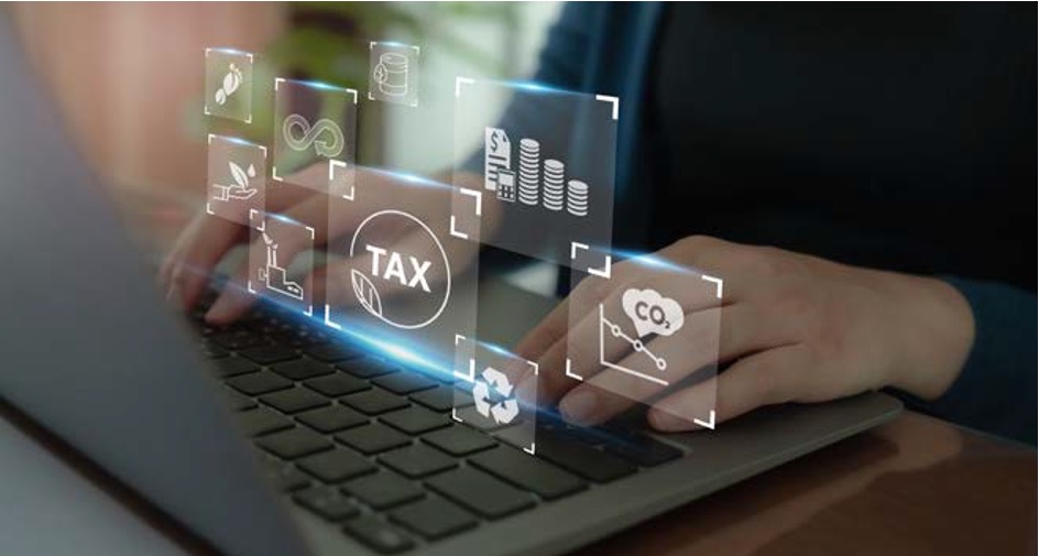 '노트북을 사용하는 사람의 손 위로 탄소 배출, 재활용, 세금(TAX) 등 ESG 관련 아이콘들이 홀로그램처럼 떠 있습니다.' 디지털 기술을 활용해 환경 지표와 세무 업무를 효율적으로 관리하고 분석하는 미래 지향적인 비즈니스 환경을 묘사한 이미지다.
